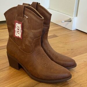 NWT Western Heeled Booties